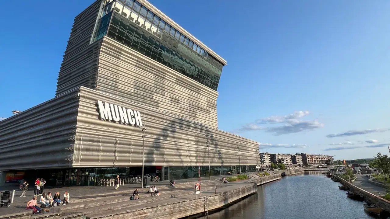 Nowoczesne muzeum narodowe Oslo, Munch, lśni w słońcu nad wodą.