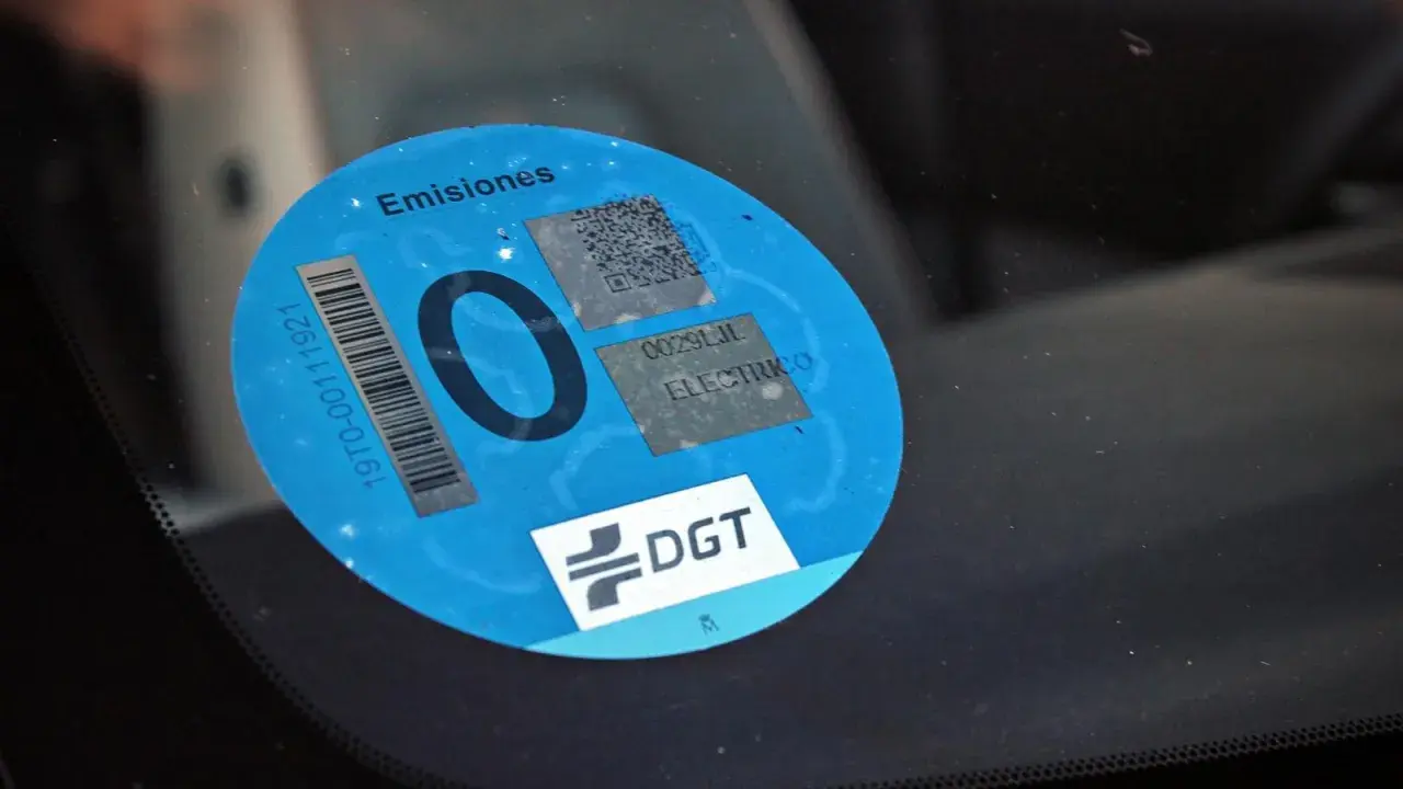 Etiqueta eco DGT en parabrisas. Vehículo eléctrico, listo para circular por la zona azul de Barcelona.