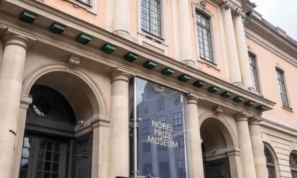 Fasad med pelare och valv leder till Nobel Prize Museum.