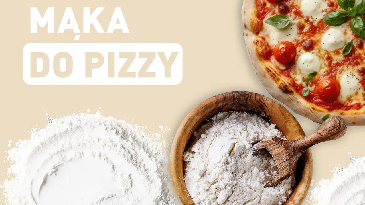Mąka do pizzy w drewnianej misce obok gotowej, pysznej Margherity. Idealna baza do domowego wypieku.