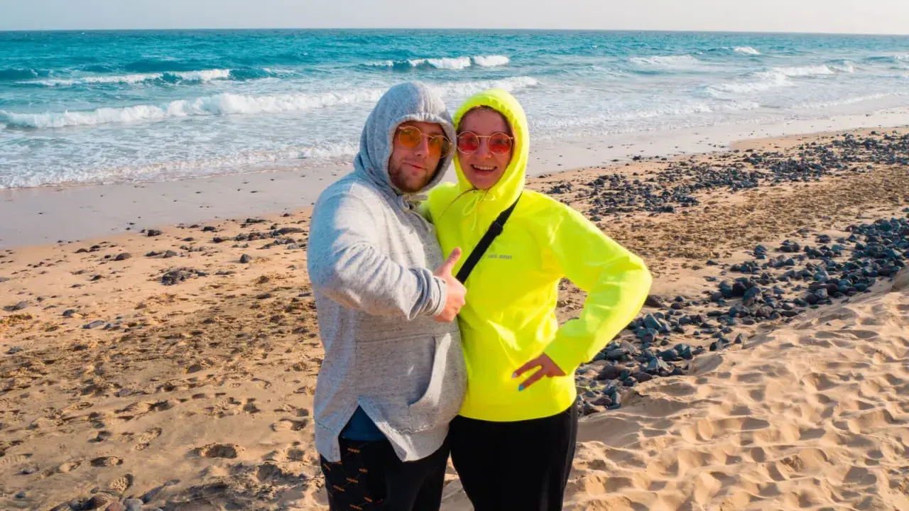 Para na plaży Fuerteventura w styczniu. Pogoda idealna na spacer brzegiem oceanu.