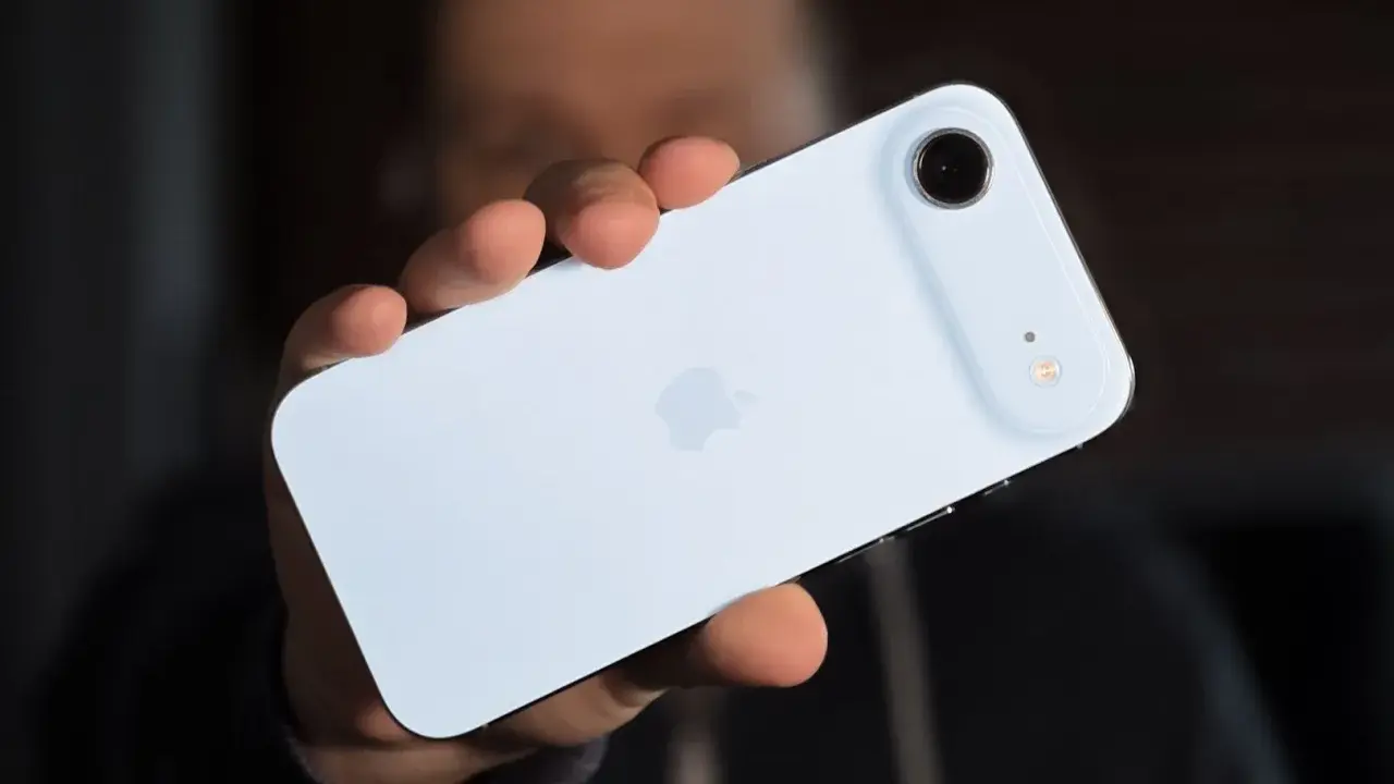 Jasny tył telefonu, prawdopodobnie iPhone 17 Air, z widocznym logo Apple i modułem aparatu.