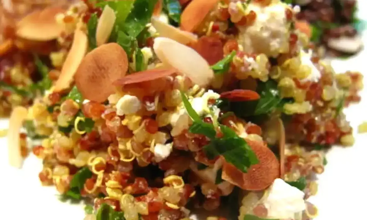 Salade de quinoa colorée avec des amandes effilées et du fromage feta. Une idée pour la meilleure recette salade quinoa.
