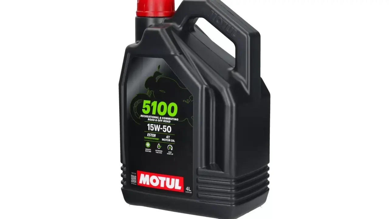 Czarny kanister z olejem Motul 5100 15W-50, przeznaczony do motocykli szosowych i terenowych. Idealne zastosowanie dla wymagających kierowców.
