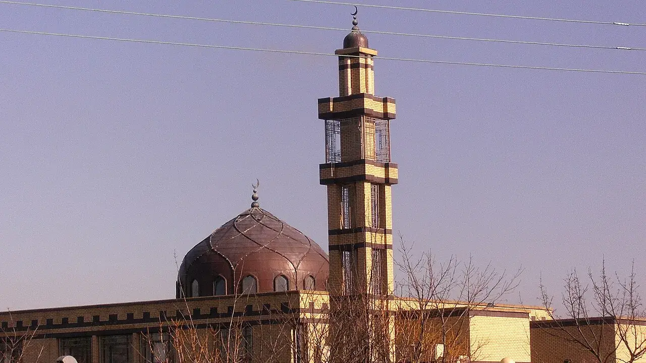 Moschee mit Kuppel und Minarett, ein Ort der Ruhe, wie sure 2 vers 216 lehrt.