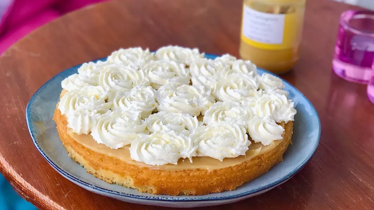 En saftig tårta med fluffig grädde och en härlig citronfyllning. Perfekt att baka med citron till fikat.