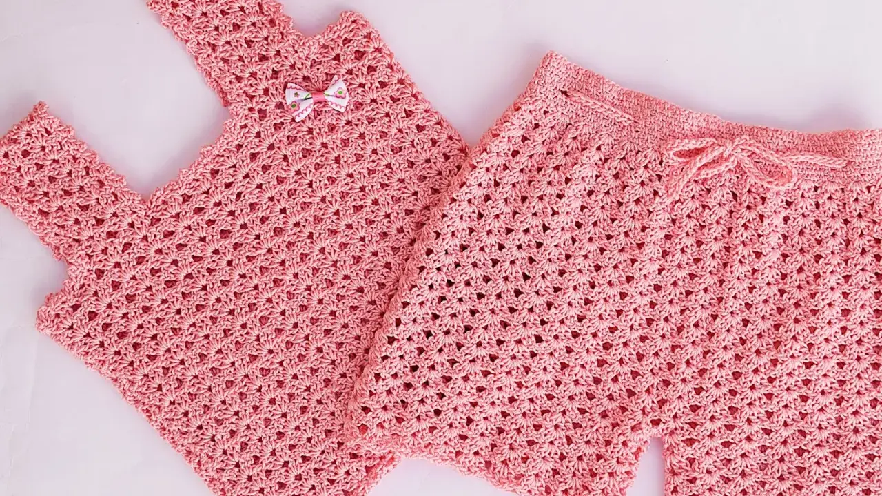 Conjunto de top y pantalón corto de crochet rosa para niña. El pantalón corto tiene un cordón para ajustar.
