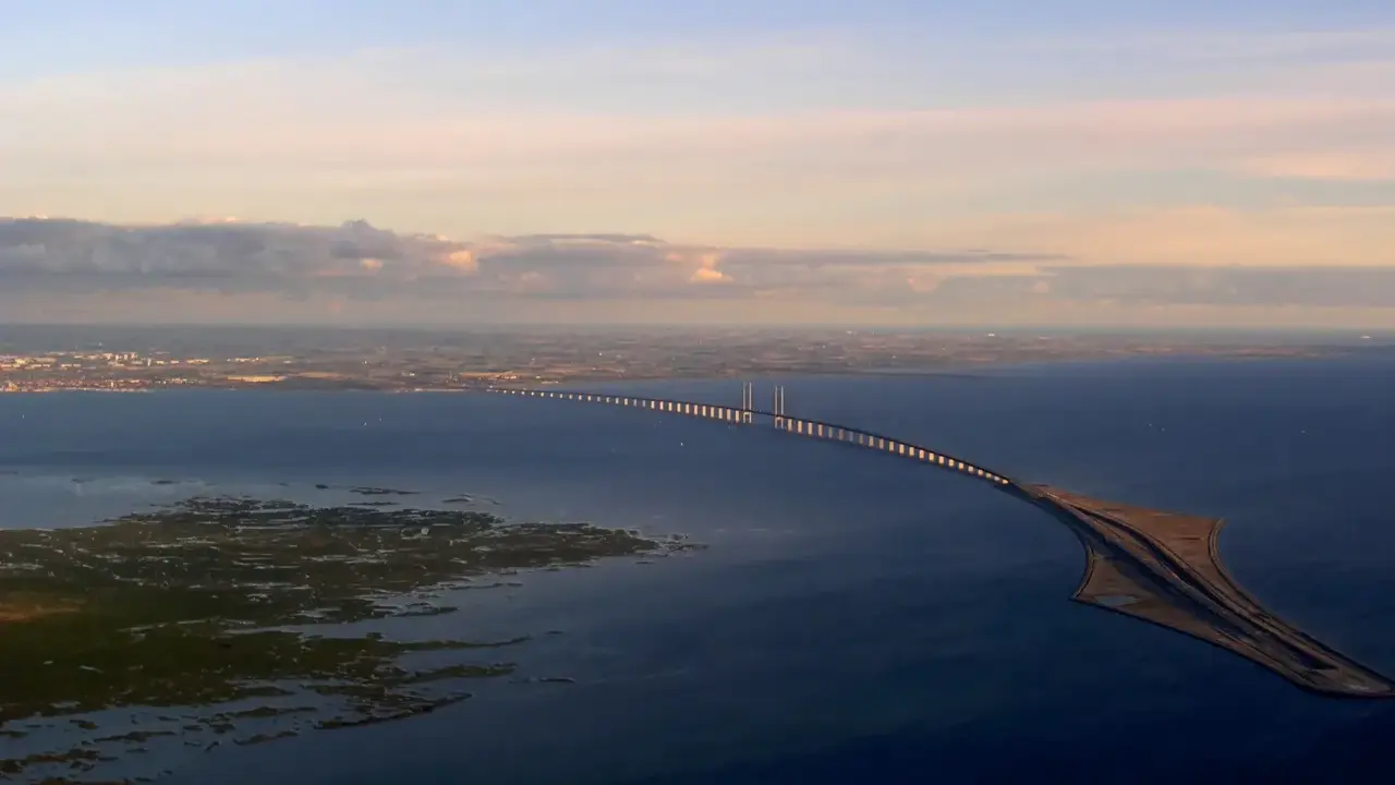 Most Øresund, łączący Danię ze Szwecją, ma 16 km długości. Widok z lotu ptaka na imponującą konstrukcję.
