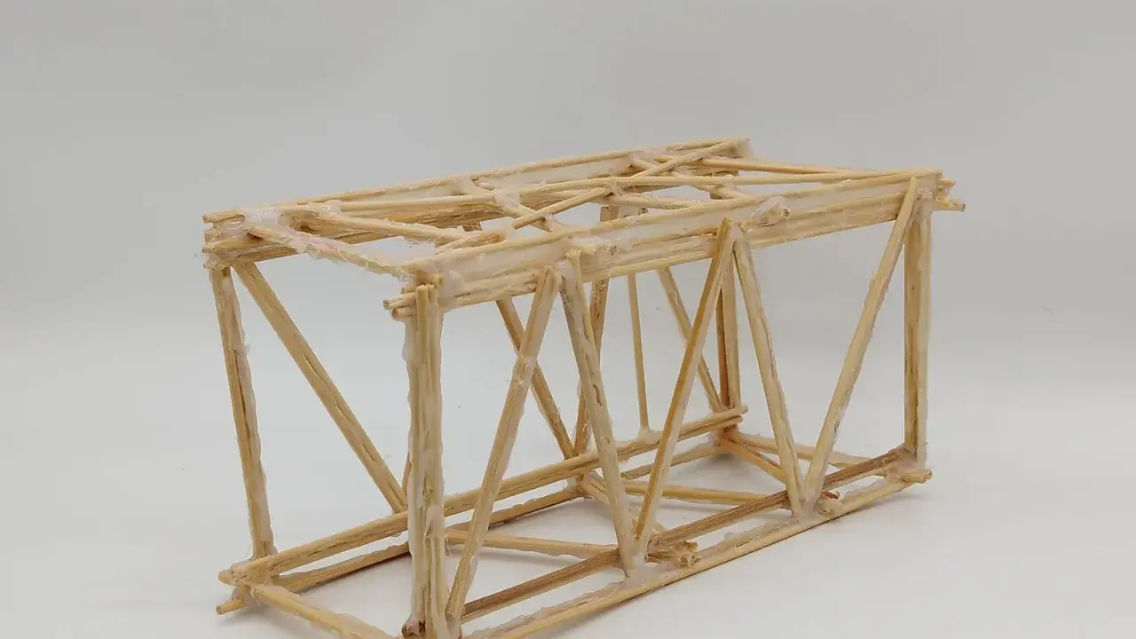 Maqueta de puentes de palos con estructura triangular, unida con pegamento blanco.