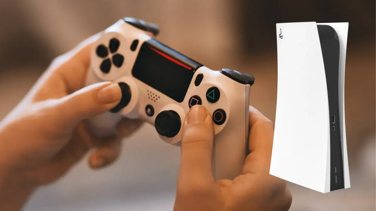 Ręce trzymające biały kontroler DualShock 4, obok konsoli PS5. Dowiedz się, jak podłączyć pada PS4 do PS5.