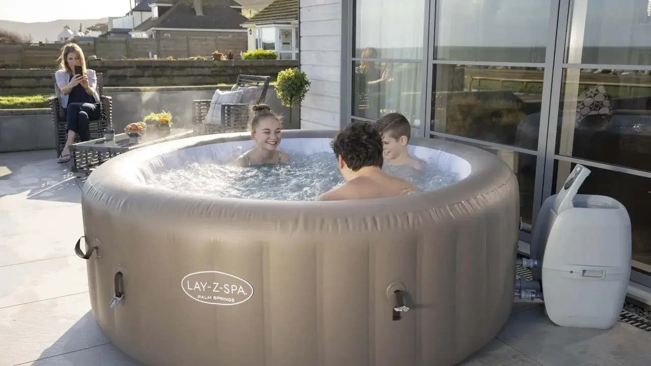 Jacuzzi Lay-Z-Spa Palm Springs: Opinie, koszty, czy warto?