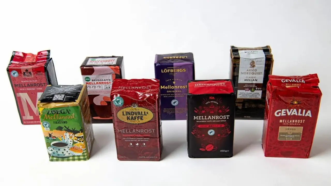 En samling kaffepaket med olika märken som Gevalia, Löfbergs och Zoégas. Perfekt för en god kaffetåren.