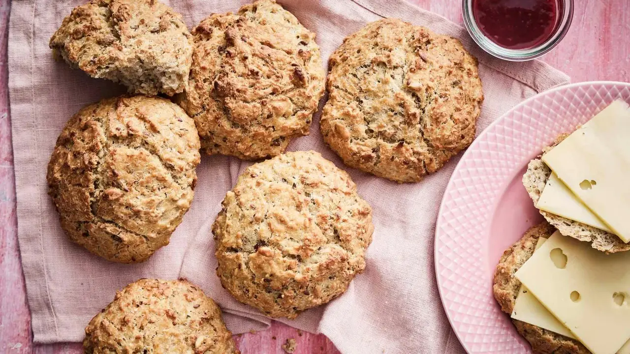 Här är ett enkelt frallor recept: nybakade, gyllene frallor med frön, redo att avnjutas med ost och sylt.