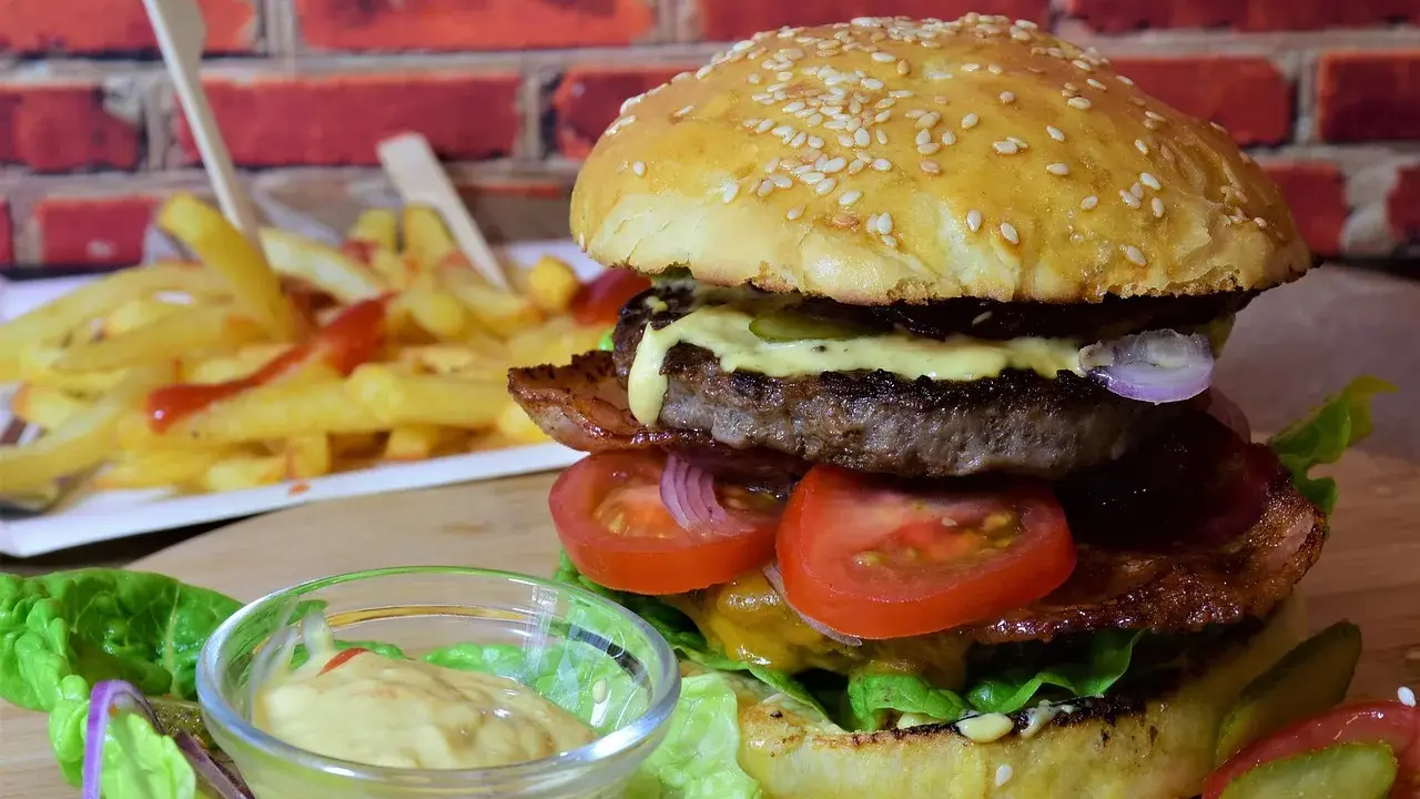 Soczyste mięso na burgery, świeże warzywa i chrupiące frytki tworzą idealny zestaw.