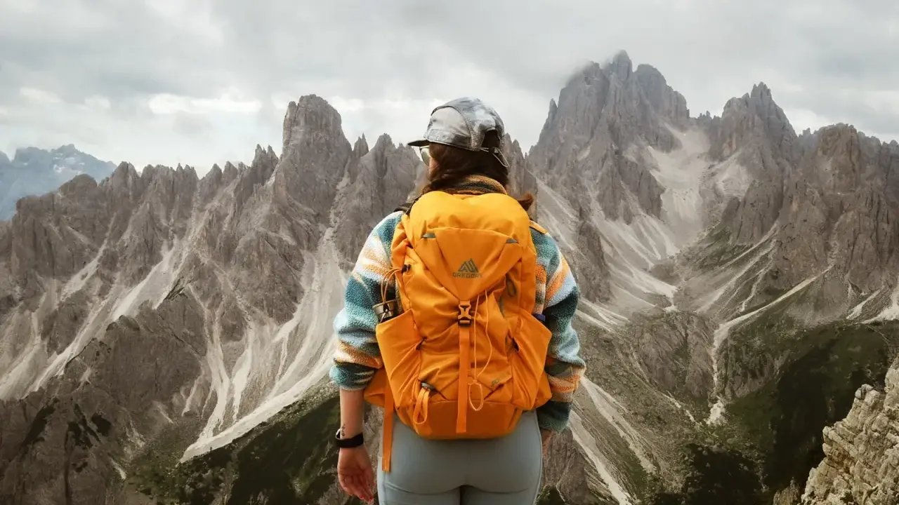 Widok na majestatyczne Cadini di Misurina z plecakiem na plecach.