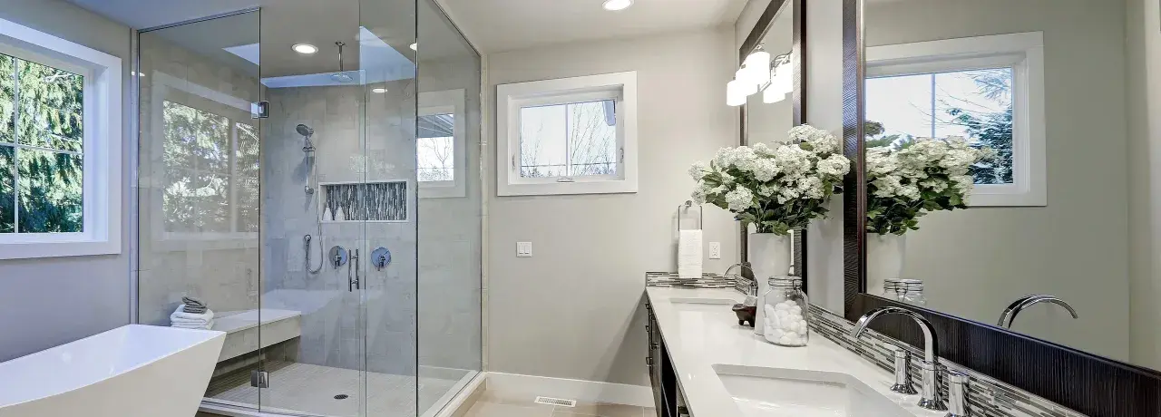 Modernes Badezimmer mit freistehender Wanne und Glasdusche. Die Dusche zu sanieren war eine gute Idee, um diesen Raum aufzuwerten.