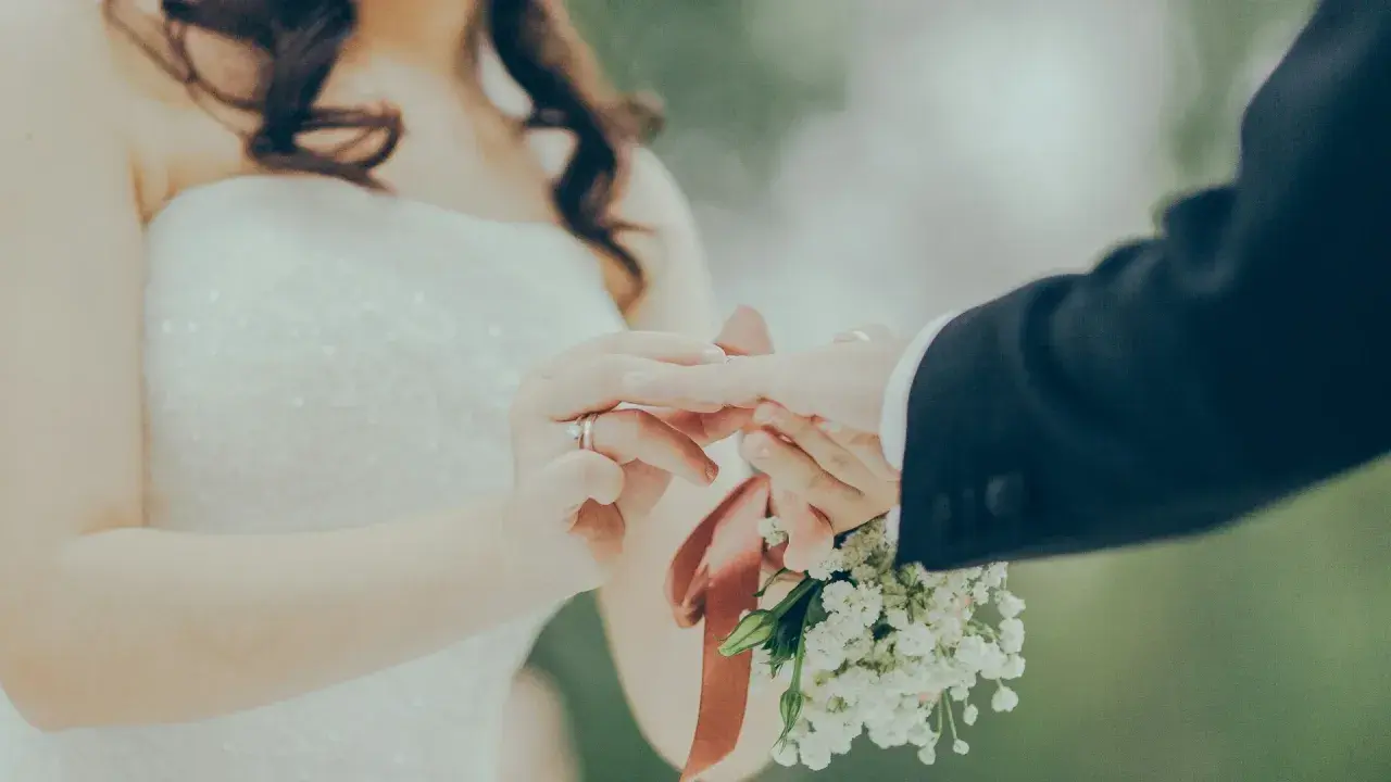 Novia pone anillo a novio, un momento íntimo que inspira votos matrimoniales ejemplos.