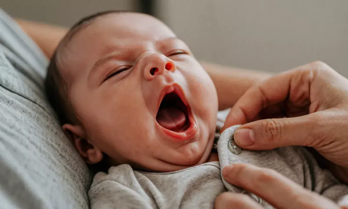Bebé bostezando, quizás uno de esos despertares nocturnos de un bebé de 1 año.