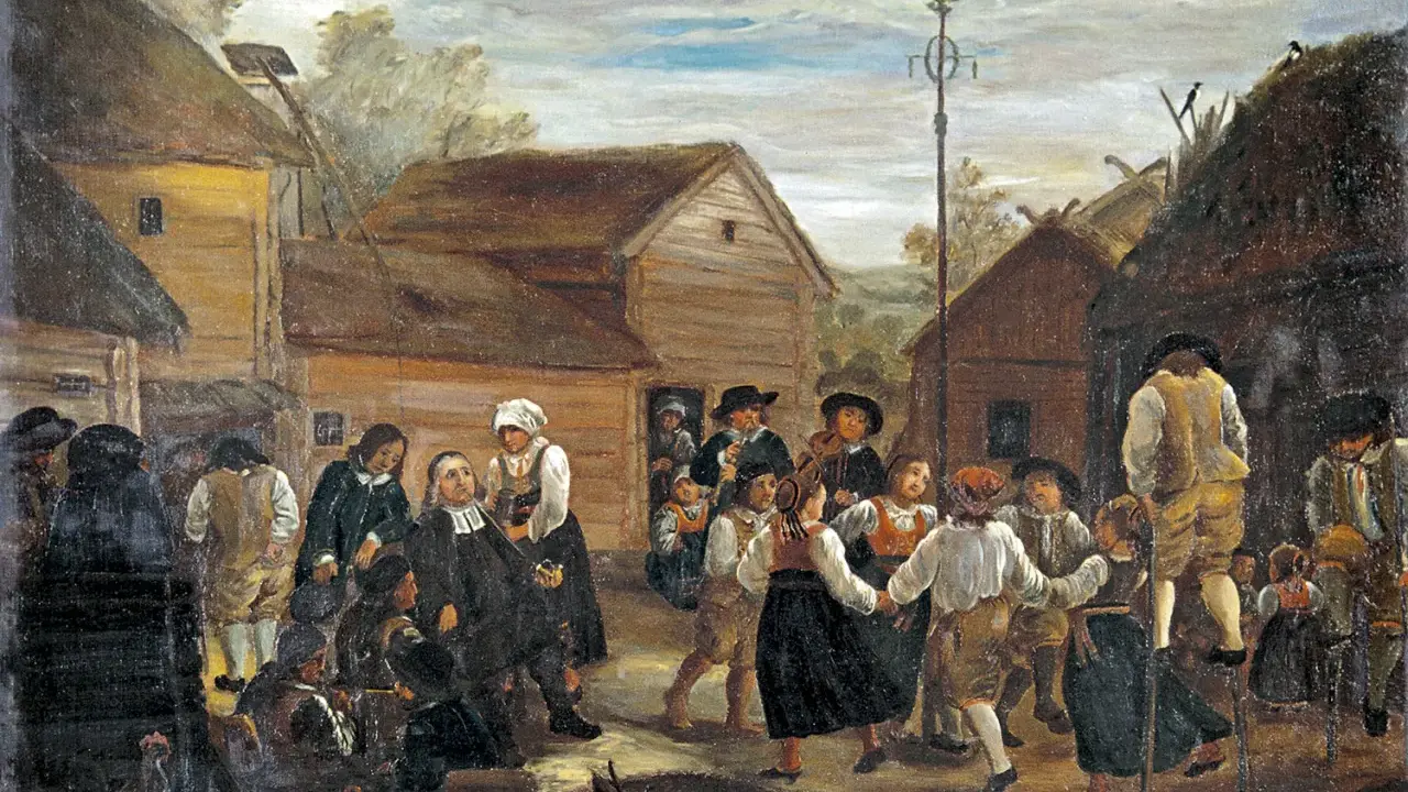 Midsommarhistoria: Människor i folkdräkter dansar runt en majstång i en by.