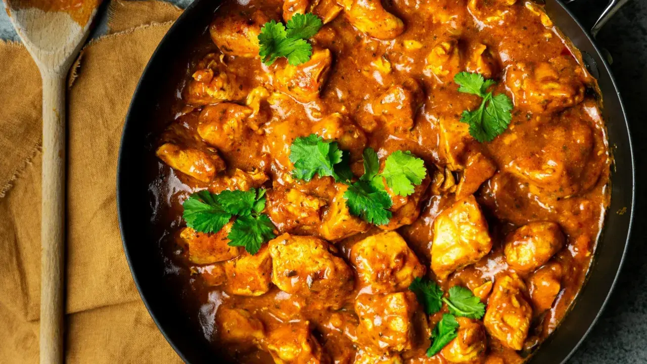 Aksamitny kurczak w sosie curry, gotowy w mgnieniu oka. Prosty przepis na pyszny obiad.