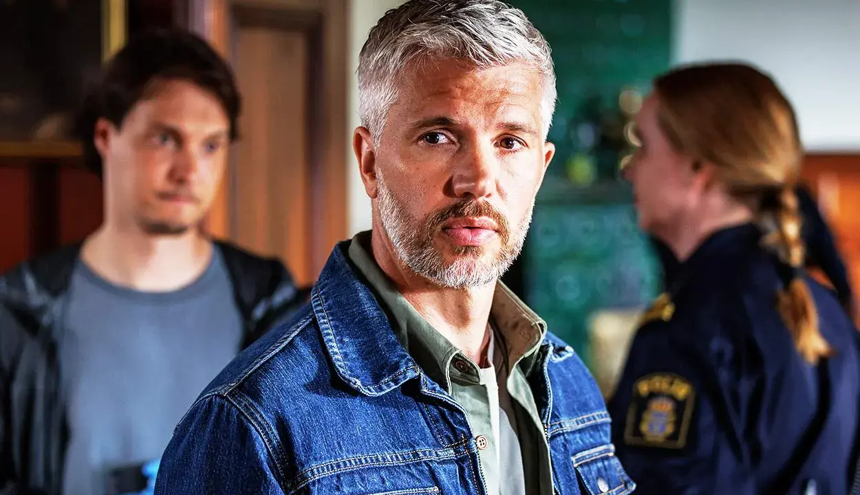 Alexander utreder ett mord i Sandhamn. Han ser fundersam ut.