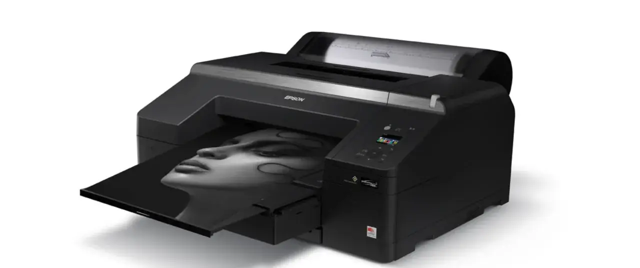 Czarna drukarka Epson tworzy wydruk wysokiej jakości fotograficznej z wizerunkiem twarzy.