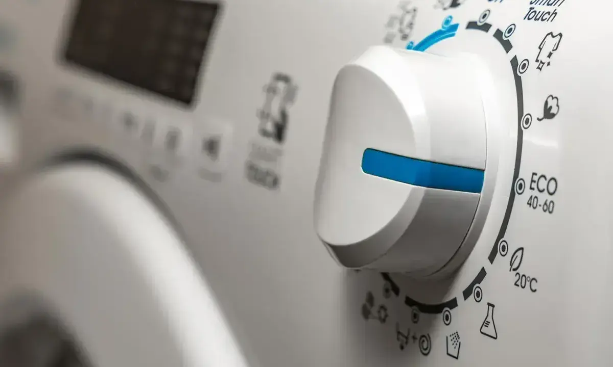 Manopola bianca con indicatori per programmi di lavaggio, tra cui "Smart Touch" e "ECO 40-60". Ideale per il lavaggio delicati lavatrice.