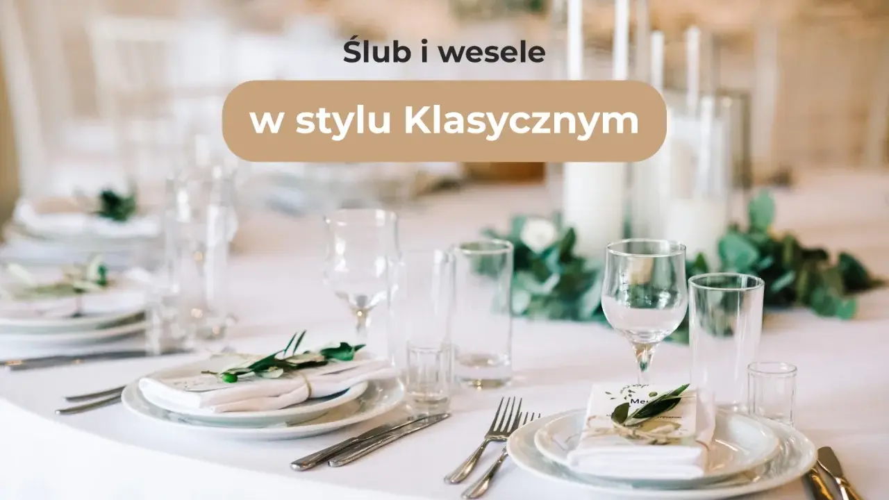 Eleganckie nakrycie stołu na wesele w stylu klasycznym. Biały obrus, szkło, zielone gałązki i menu tworzą wyrafinowaną atmosferę.