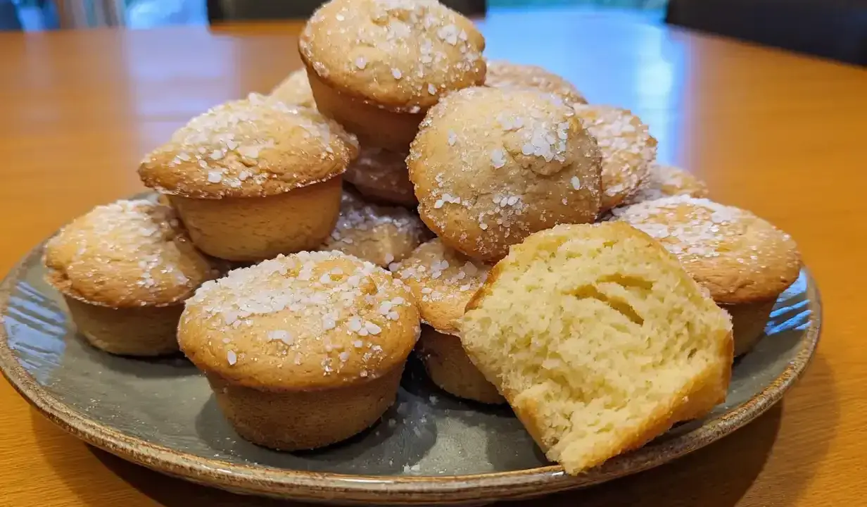 En hög med fluffiga muffins, strösslade med socker. Perfekt för ett enkelt grahamstekakor recept.