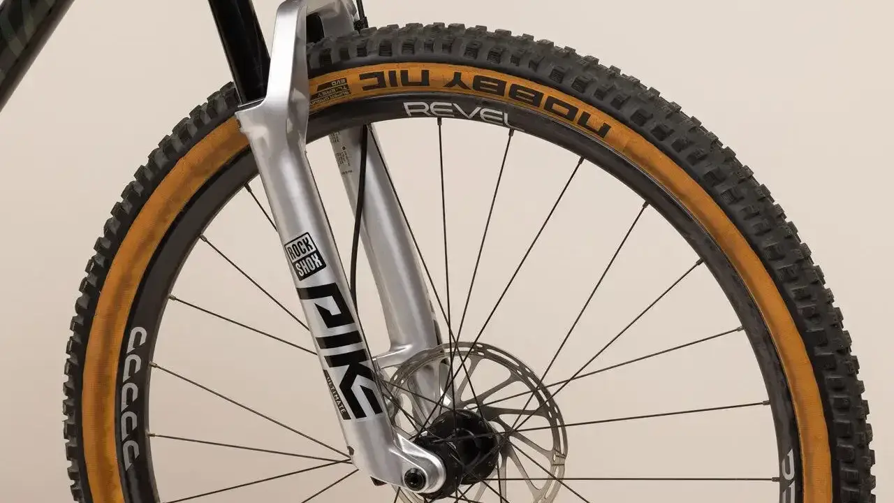 Amortyzatory Rock Shox Pike Ultimate, z klasyfikacją dla wymagających tras. Opona Schwalbe Nobby Nic.