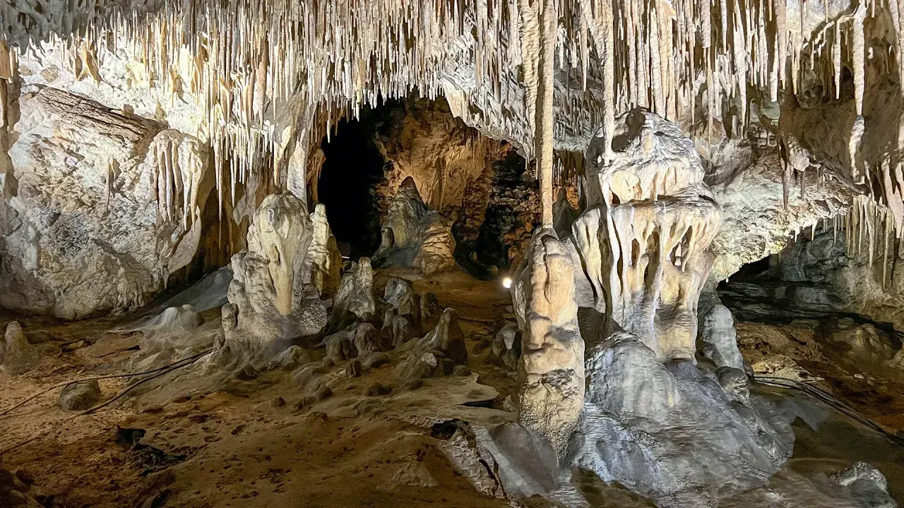 Wnętrze jaskini z naciekami, stalaktytami i stalagmitami. Warto kupić jaskinia raj bilety, by zobaczyć to cudo natury.