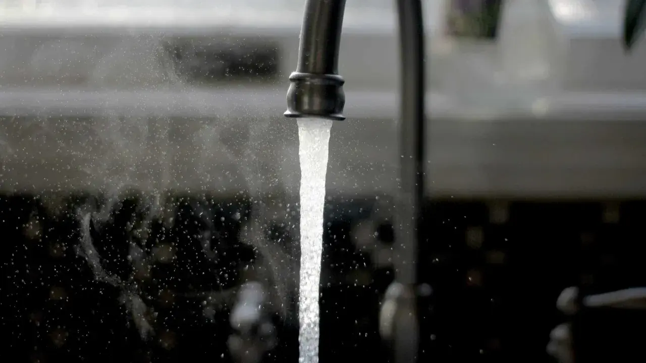Un robinet verse de l'eau. Vous vous demandez comment connaitre la dureté de l'eau dans sa commune ? Renseignez-vous auprès de votre mairie ou sur le site de votre distributeur d'eau.