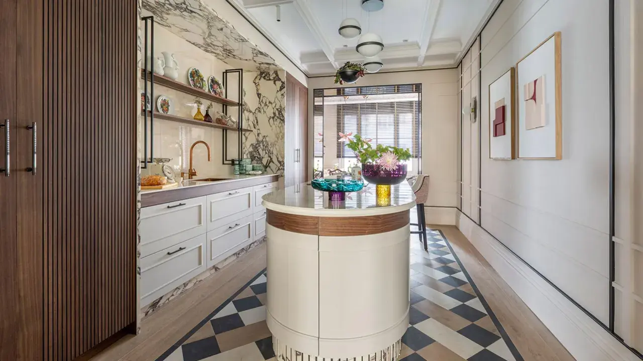 Cocina moderna y elegante, ideal para reformar tu hogar. Isla central, encimeras de mármol y detalles en cobre.