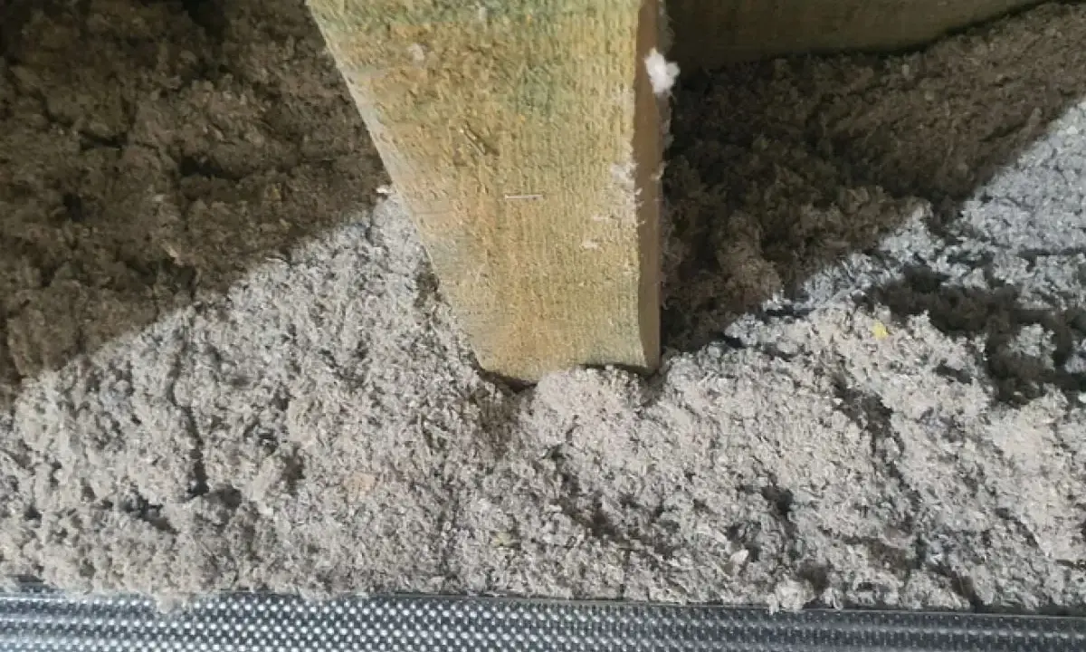 Izolacja z celulozy, która to materiał ekologiczny, wypełnia przestrzeń między drewnianymi belkami.