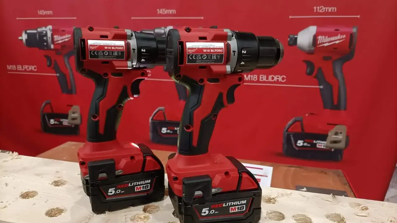 Dos taladros Milwaukee rojos y negros, parte de las marcas alemanas de herramientas, con baterías REDLITHIUM M18.