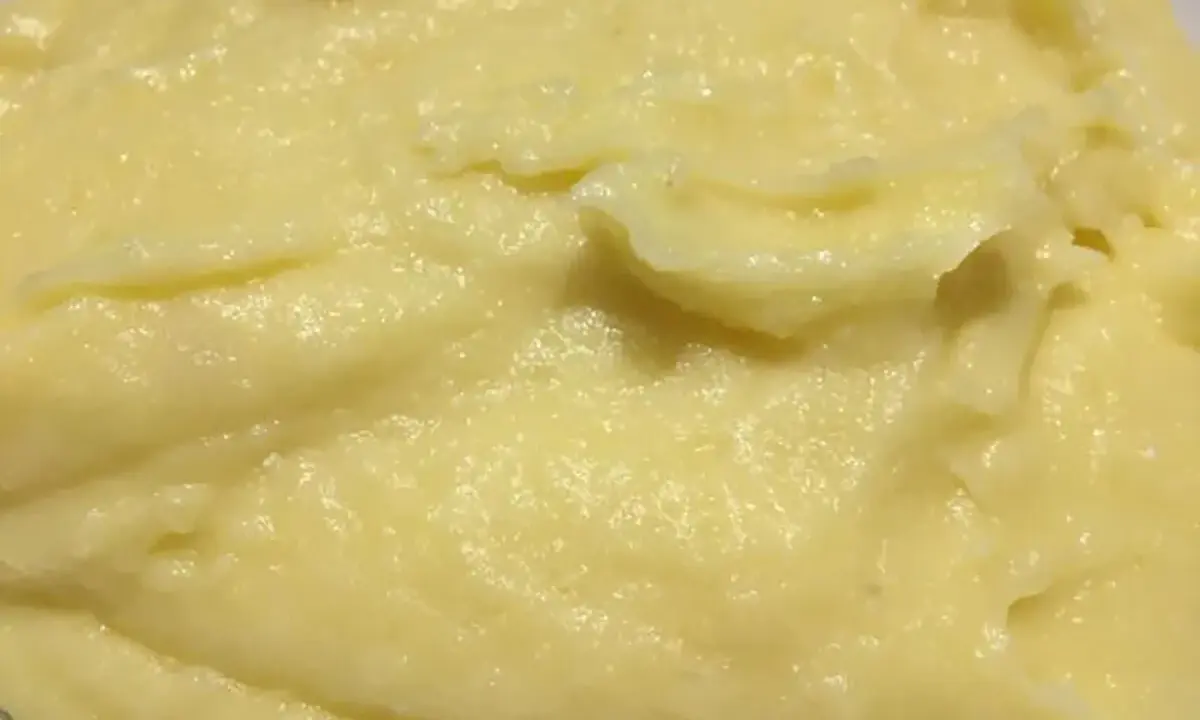 Un cremoso pure di patate, soffice e invitante, pronto per essere gustato.