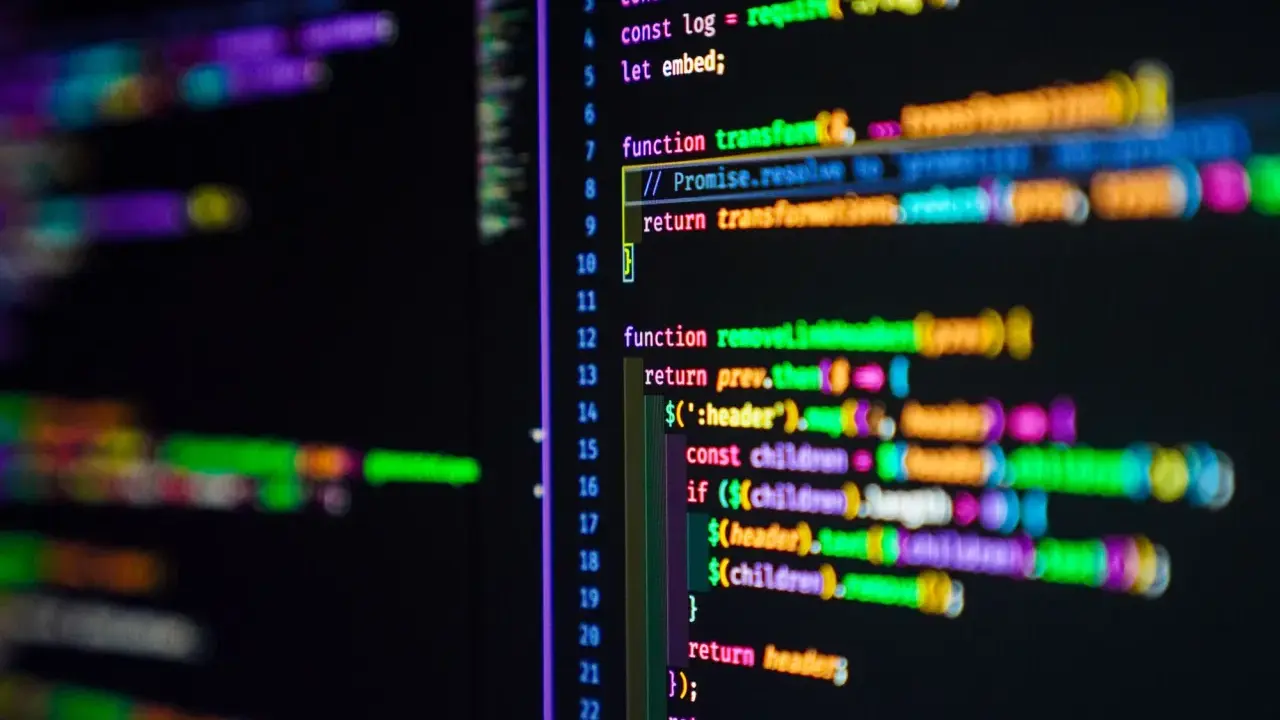 Kolorowy kod JavaScript, z podświetlonymi fragmentami, w tym `toLowerCase()`.