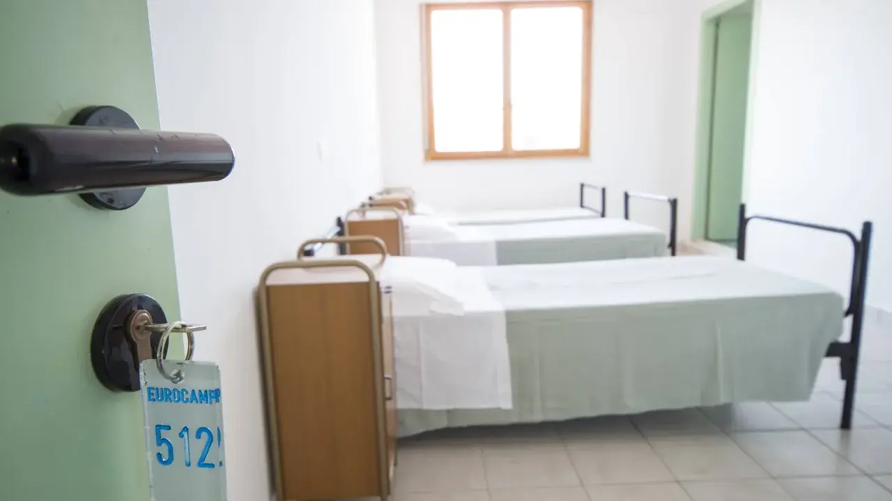 La chiave con il numero 512 del vostro alloggio all'Eurocamp Cesenatico è appesa alla porta. La stanza è semplice, con letti singoli pronti per accogliervi.
