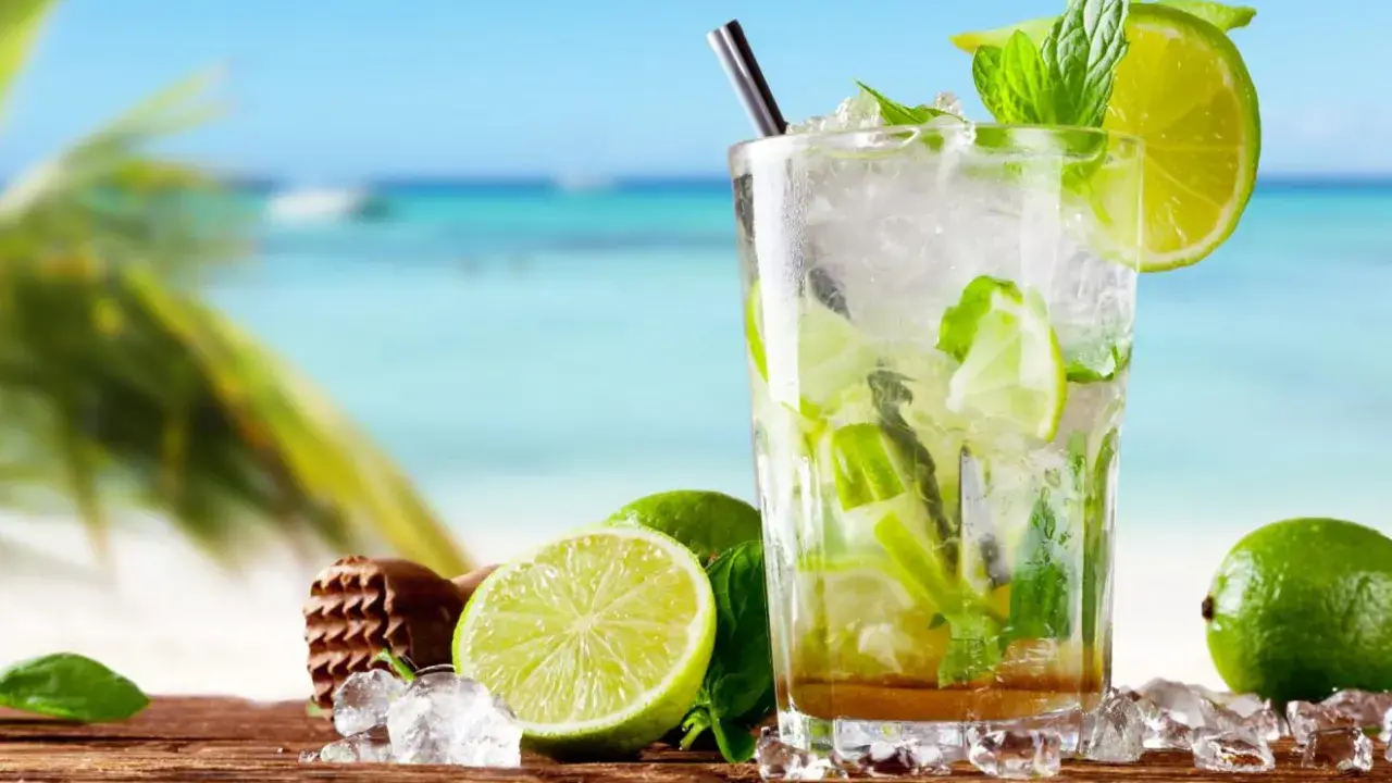 Orzeźwiający przepis na mojito z Bacardi na plaży. Lody, limonki i mięta w szklance.