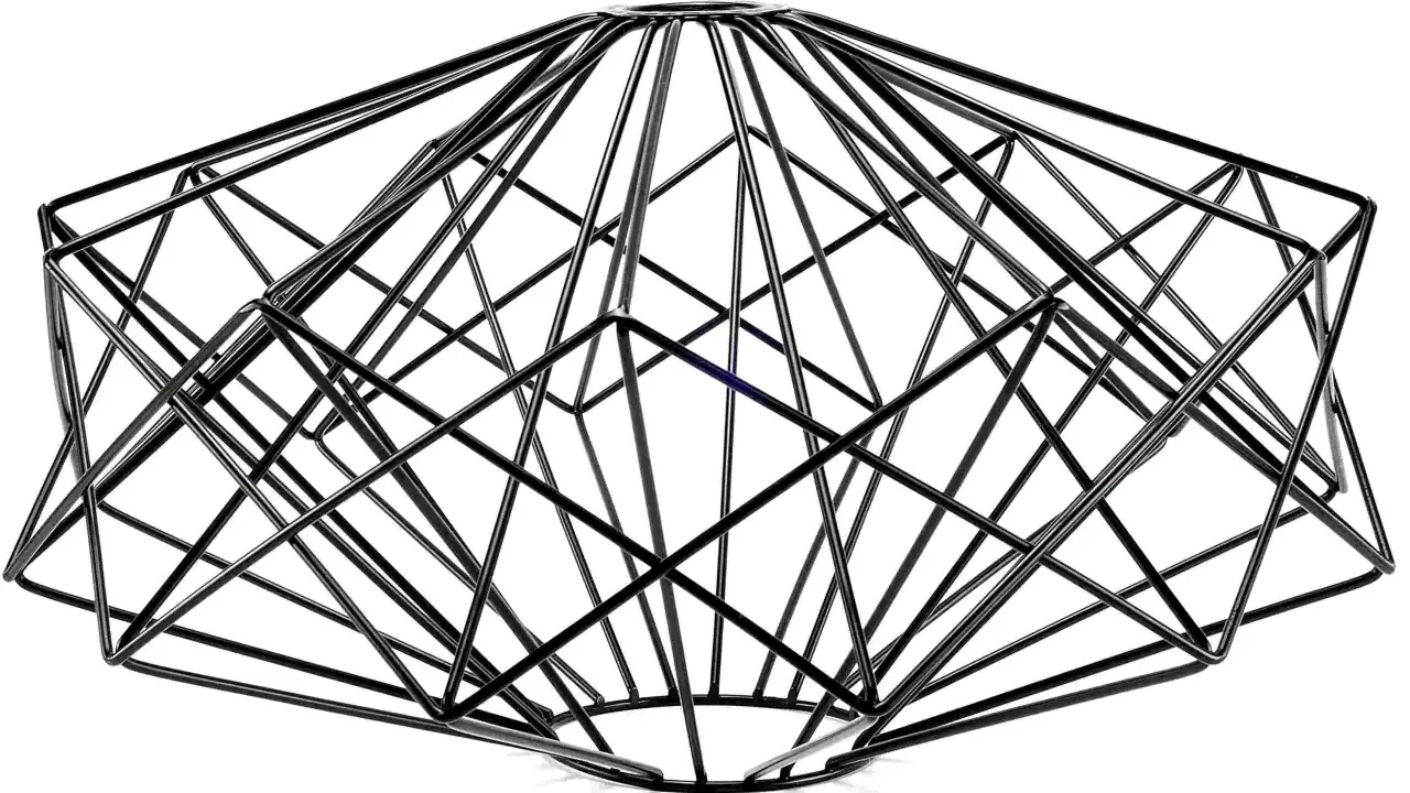 Geometryczny abażur druciany w kształcie diamentu. Nowoczesna, ażurowa konstrukcja z czarnego metalu.