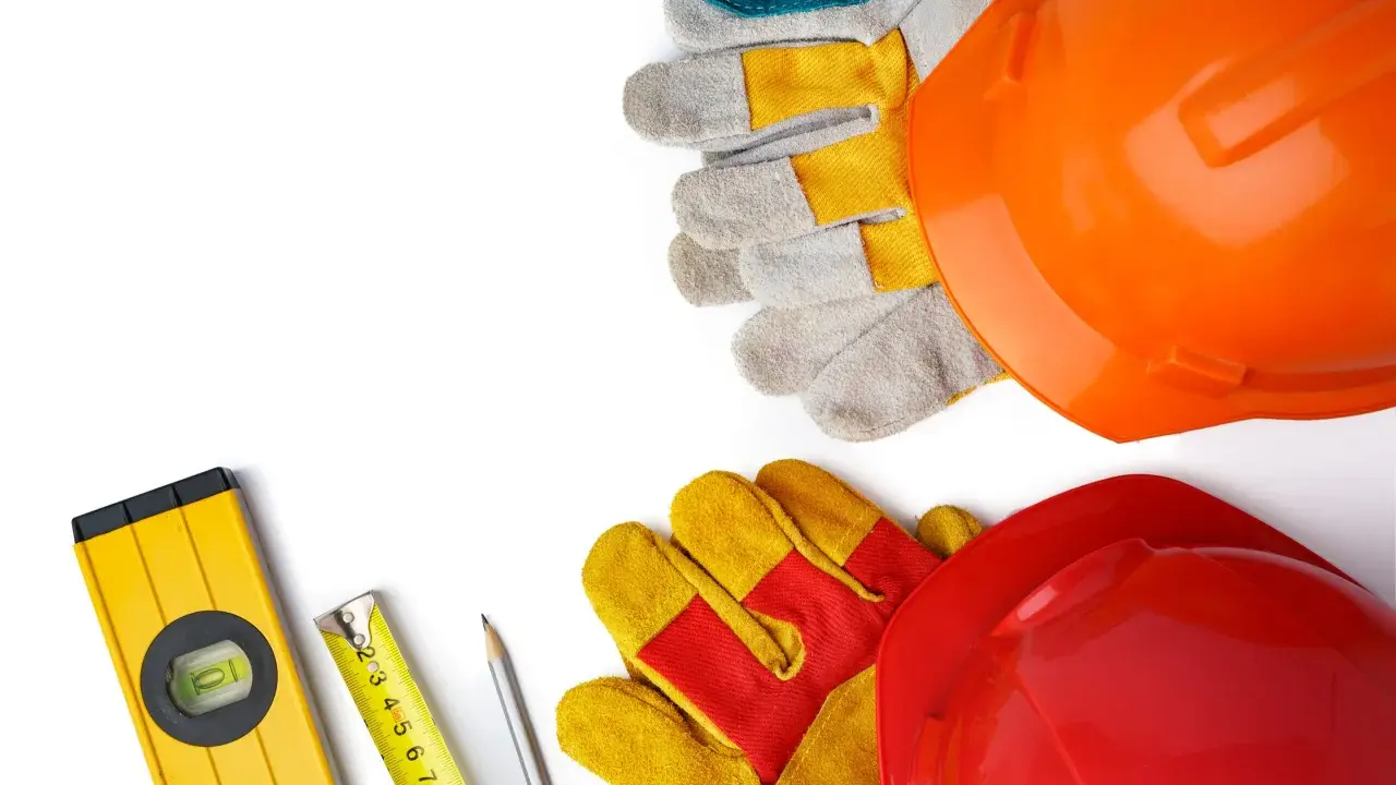 Cascos, guantes, nivel y cinta métrica, elementos esenciales para cualquier proyecto. Este documento epis garantiza tu seguridad.
