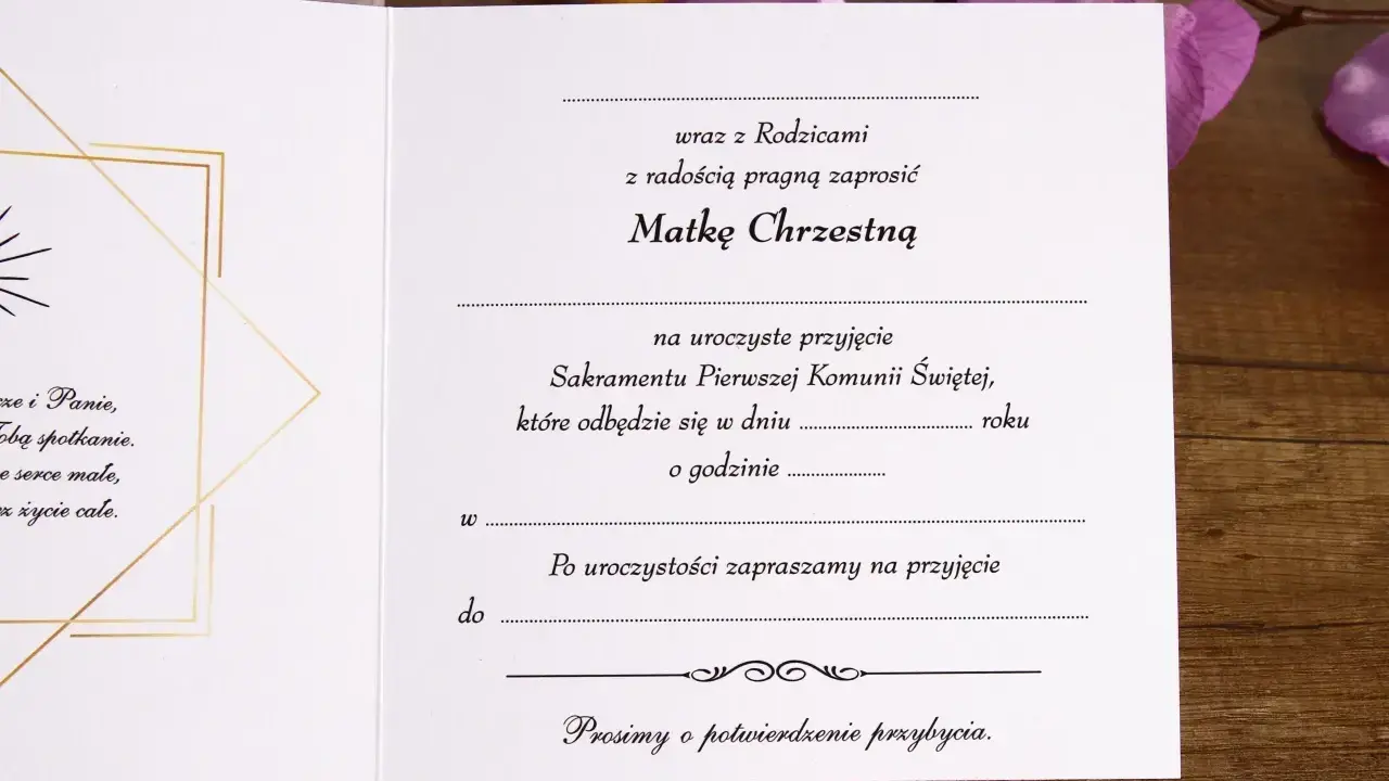 Zaproszenie na Komunię Świętą dla Matki Chrzestnej. Jak podpisać kopertę na chrzest? Elegancka kartka z miejscem na datę i godzinę uroczystości.