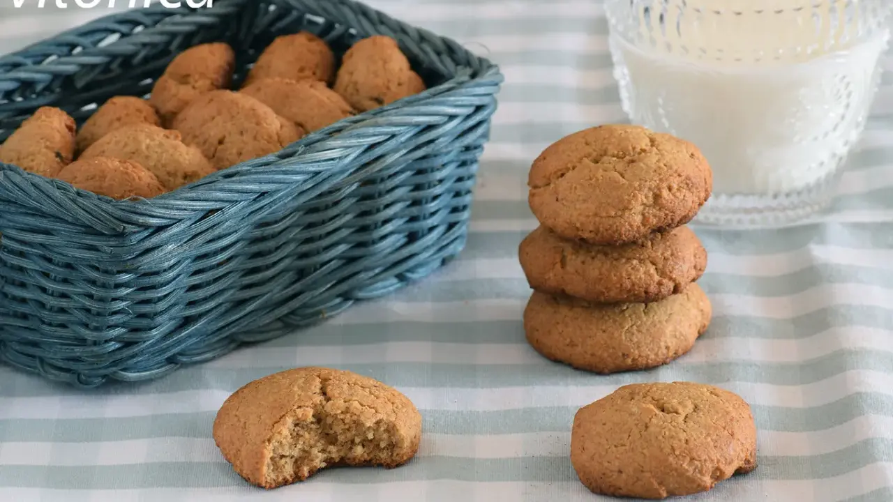 Deliciosas galletas de jengibre navideñas, recién horneadas y listas para disfrutar.