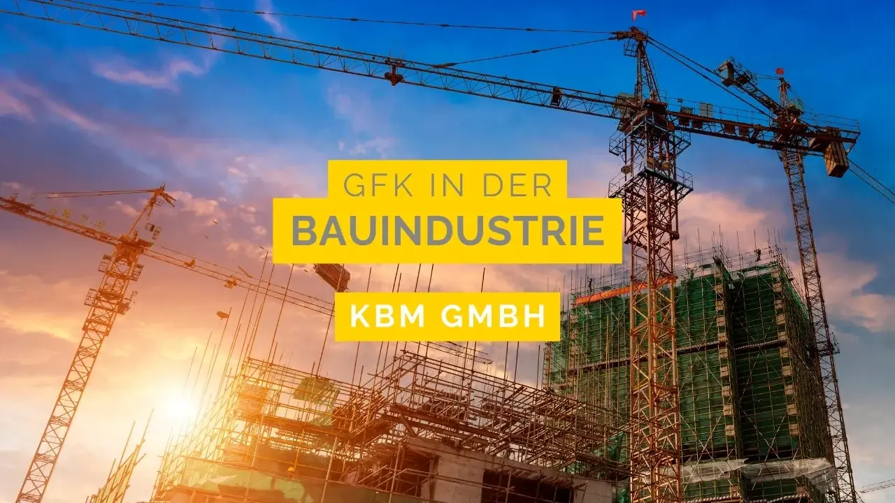 Baustelle mit Kränen im Sonnenuntergang. Gelbe Textfelder: "GFK IN DER BAUINDUSTRIE" und "KBM GMBH". GFK Erfahrungen in der Bauindustrie.