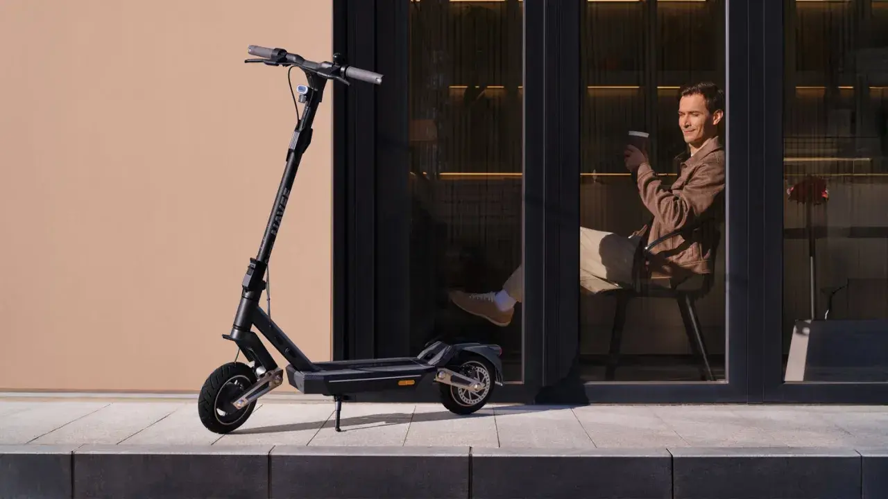 Trottinette électrique NAVEE, prête à l'emploi. Apprenez comment mettre le bluetooth sur une trottinette électrique pour une expérience connectée.