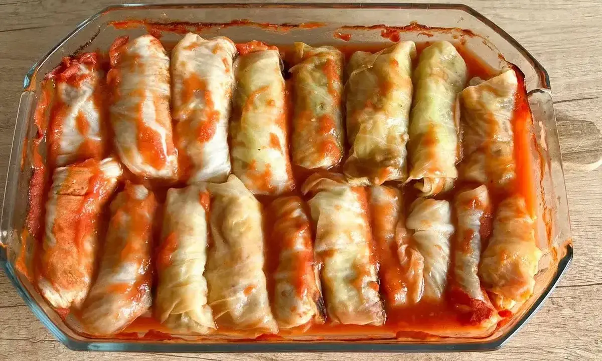 Pyszne, domowe gołąbki w sosie pomidorowym, gotowe do pieczenia w piekarniku.