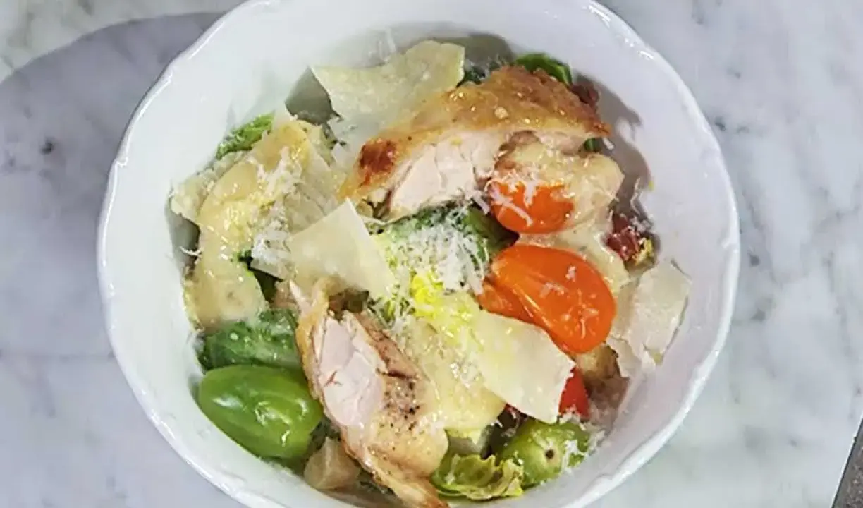 En härlig caesarsallad med kyckling, parmesan och en krämig caesarsallad dressing.