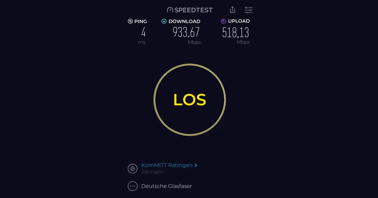 Speedtest zeigt 933,67 Mbps Download, fast 1000 mbit leitung. Ping 4 ms, Upload 518,13 Mbps.