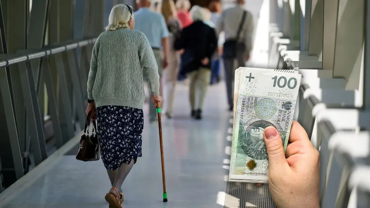 Emerytka z laską idzie korytarzem, obok stos banknotów 100 zł. Waloryzacja emerytur 2026 - tabela.