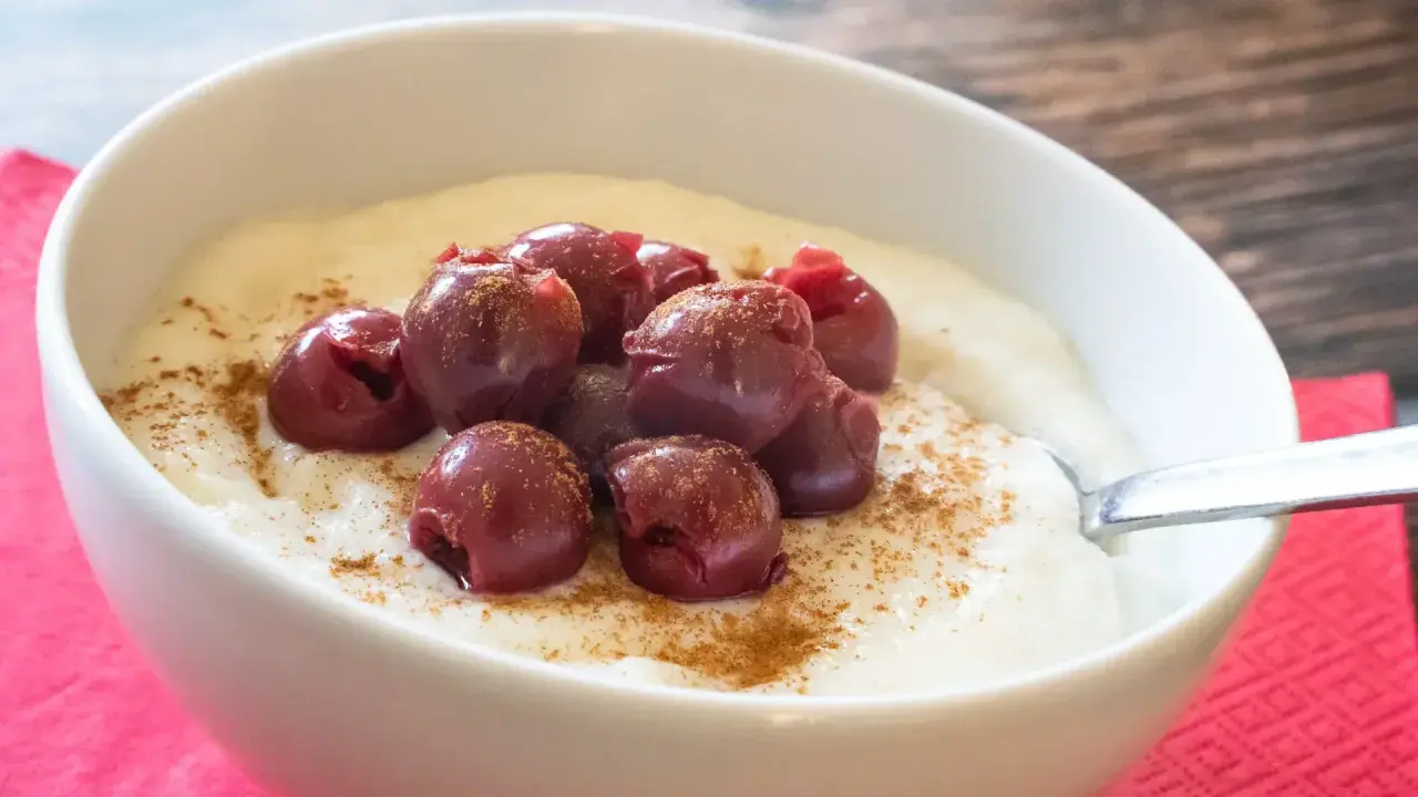Cremiger Grießbrei mit Kirschen und Zimt. Ob Grießbrei gesund ist, hängt von den Zutaten ab, aber diese Variante sieht lecker aus!